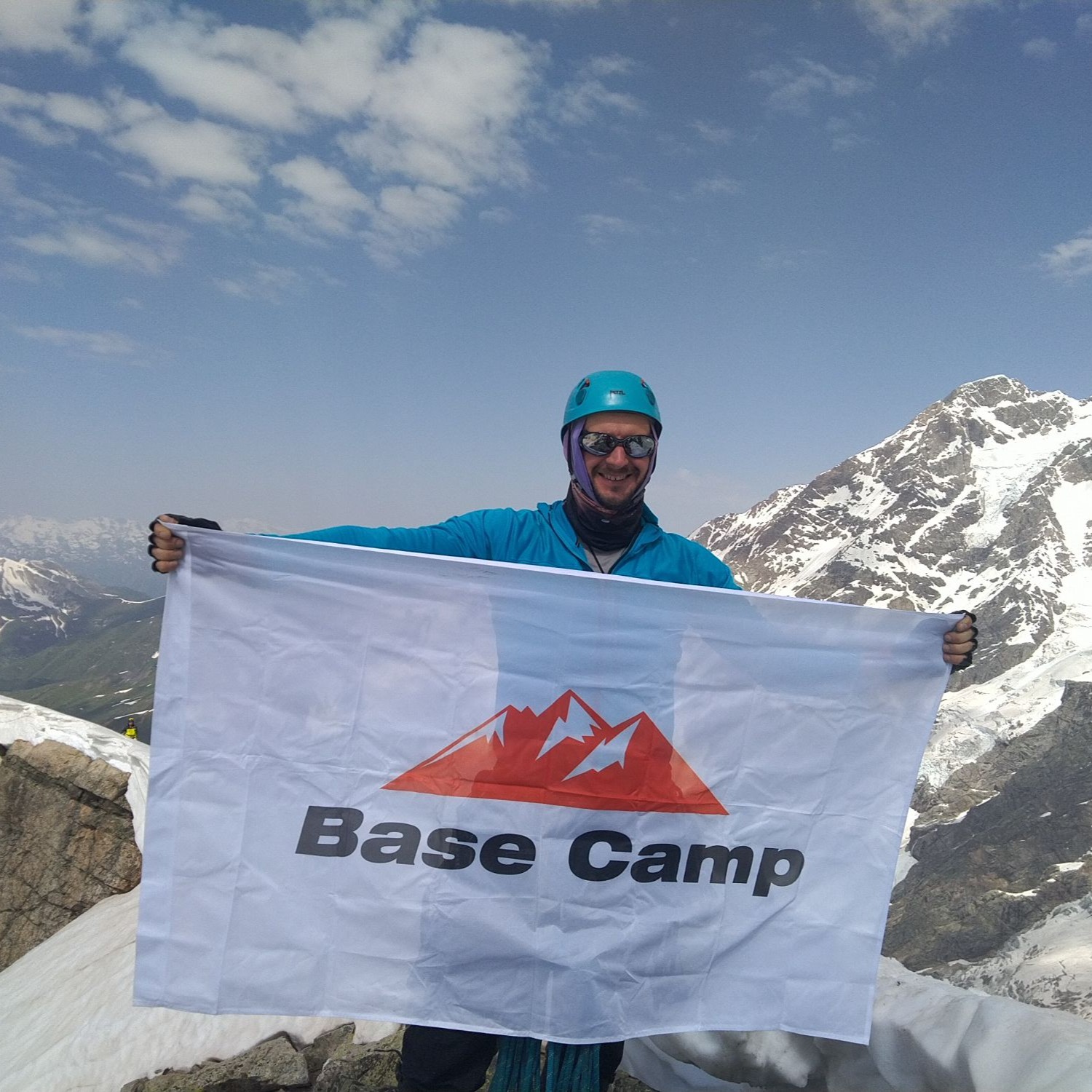 Команда Base Camp з прапором